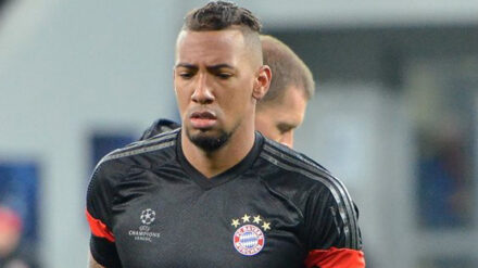 Jérôme Boateng gibt nach einem Tor Gott die Ehre, indem er mit seinen Händen in den Himmel zeigt