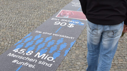 In Berlin war aus Protest gegen Menschenhandel und Sklaverei ein 15 Meter langer „Unrechtsweg“ vor dem Brandenburger Tor ausgerollt