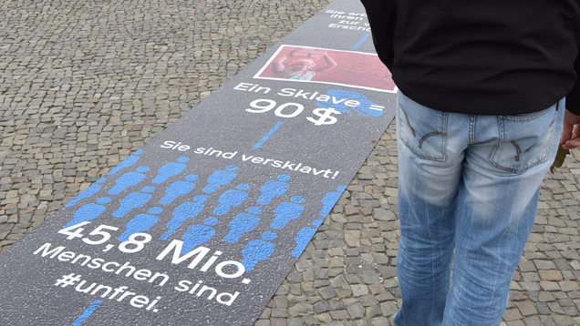 In Berlin war aus Protest gegen Menschenhandel und Sklaverei ein 15 Meter langer „Unrechtsweg“ vor dem Brandenburger Tor ausgerollt