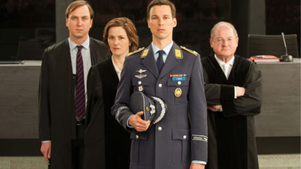 Die Schauspieler beim ARD-TV-Event „Terror – Ihr Urteil", von links nach rechts:  Lars Eidinger, Martina Gedeck, Florian David Fitz, Burghard Klaußner