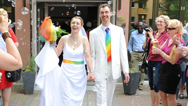 Janin bei der Hochzeit mit ihrem Mann Maik: Die Regenbogen-Farben sind für sie ein Symbol der Treue Gottes