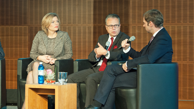 Julia Klöckner, CDU, und Frank-Jürgen Weise, Leiter des Bundesamtes für Migration und Flüchtlinge, diskutierten beim Finanzforum Vordenken mit zwei weiteren Gästen über die Flüchtlingssituation in Deutschland, moderiert von Torsten Alsleben (v.l.n.r.)