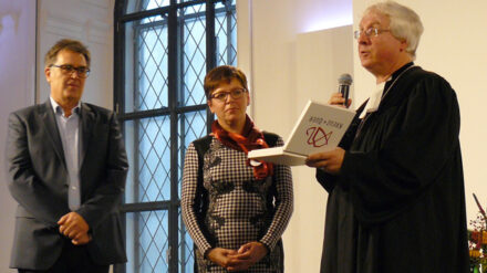 Schlüsselübergabe durch Dekan Peter Huschke an die Geschäftsführung des Kreuz+Quer: Hans Jürgen Luibl und Elke Bollmann