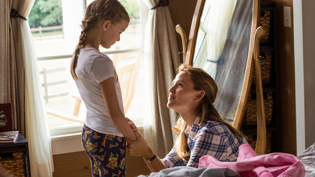 Mutter Christy (Jennifer Garner) tröstet ihre Tochter Anna (Kylie Rogers)