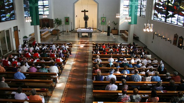 Knappe Mehrheit: 56 Prozent der Deutschen gehören noch einer der beiden großen Kirchen an