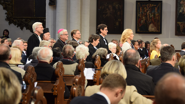 Die Liturgen des Festgottesdienstes: EKD-Ratsvorsitzender Bedford-Strohm, Metropolit Labardakis, Erzbischof Koch, Bischof Dröge, EKD-Botschafterin Käßmann, Pfarrer Hohberg und Ärztin Skarabis-Querfeld (v.l.n.r.) beim Einzug in die Kirche