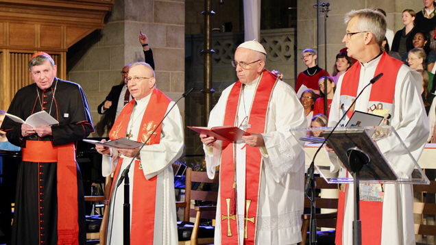 Papst Franziskus (3. v. l.) geht zum Jubiläumsjahr der Reformation auf die Protestanten zu