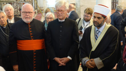 Kardinal Reinhard Marx und Heinrich Bedford-Strohm mit Scheich Umar al-Kisswani in der Al-Aksa-Moschee