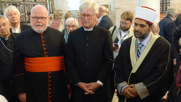 Kardinal Reinhard Marx und Heinrich Bedford-Strohm mit Scheich Umar al-Kisswani in der Al-Aksa-Moschee
