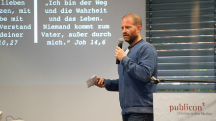 Daniel Böcking veröffentlichte im Sommer 2015 sein Buch „Ein bisschen Glauben gibt es nicht – Wie Gott mein Leben umkrempelt“