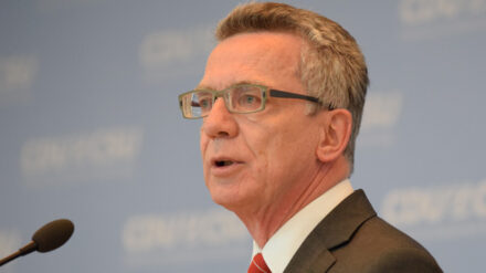 Thomas de Maizière wünscht sich von den Kirchen, dass sie sich in gesellschaftliche Debatten einmischen