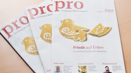 Die neue pro hinterfragt in ihrem Titelthema „Friede auf Erden“, was uns die Weihnachtsbotschaft heute zu sagen hat