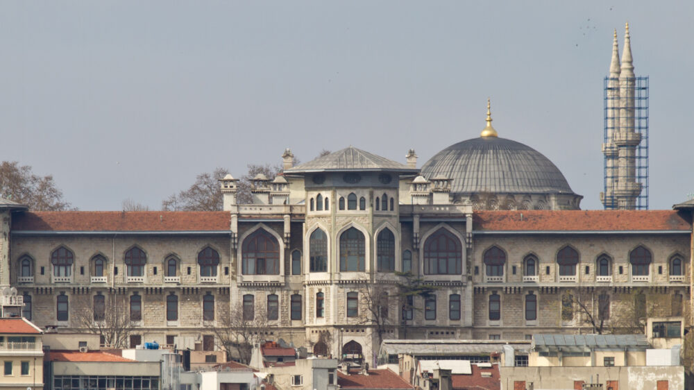 Am Istanbul Lisesi, einem deutsch-türkischen Gymnasium in Istanbul, entzündet sich ein Streit um ein „Weihnachtsverbot“