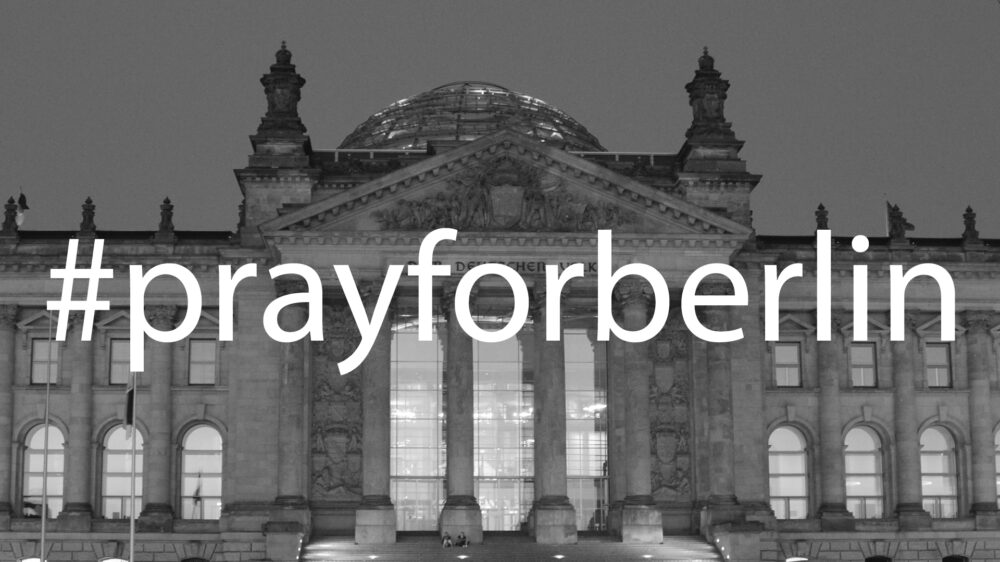 Mit dem Hashtag #prayforberlin solidarisieren sich Internetnutzer in den sozialen Medien mit Berlin, den Opfern, deren Hinterbliebenen und Angehörigen.