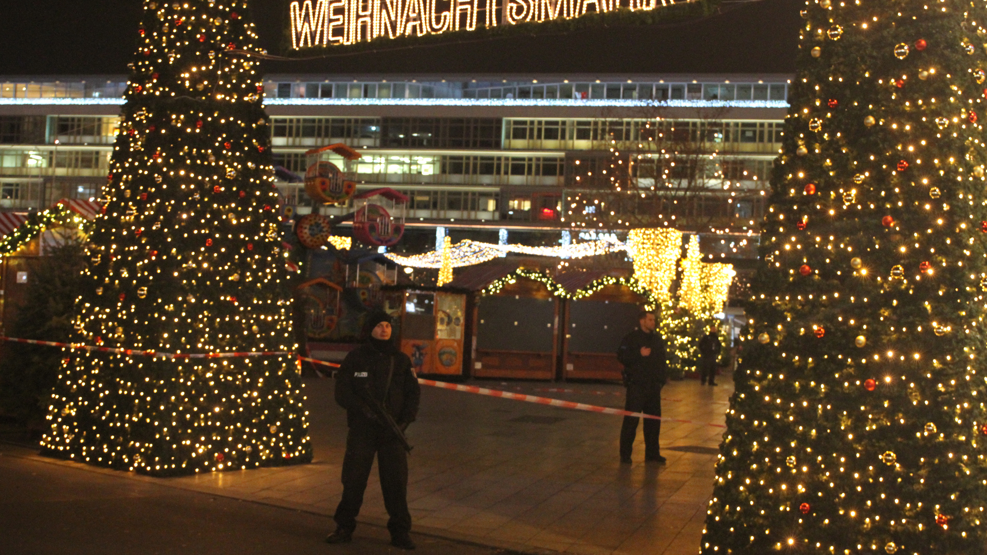 Die Weihnachtsbäume sind noch beleuchtet, die Marktbuden haben nach dem Anschlag geschlossen