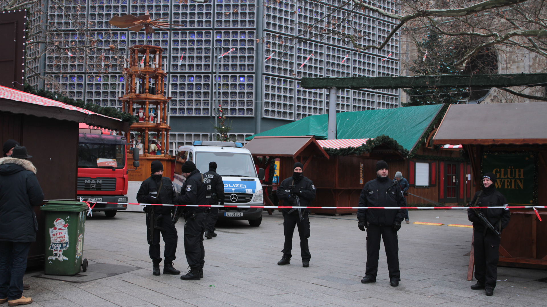 Bewaffnete Polizisten sichern das Areal des Weihnachtsmarktes am Breitscheidplatz in Berlin
