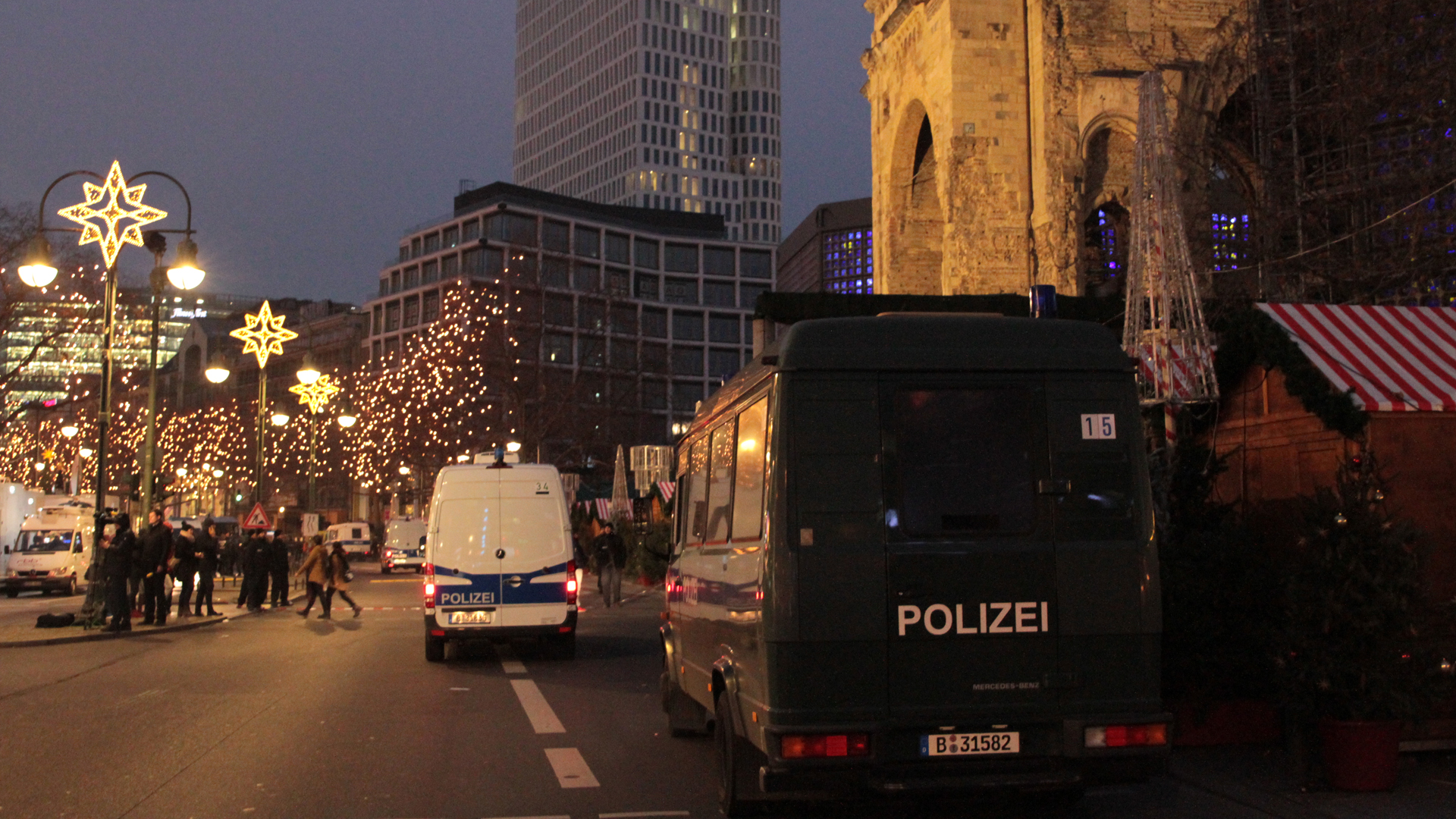 Mit einem Großaufgebot sind Polizei und Sondereinsatzkräfte rund um die Gedächtniskirche im Einsatz