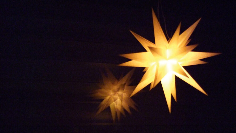 „Der Stern leuchtet in die dunkle Zukunft”, schreibt die Zeit-Autorin Evelyn Finger in ihrem Leitartikel und bezieht sich dabei auf die Weihnachtsgeschichte