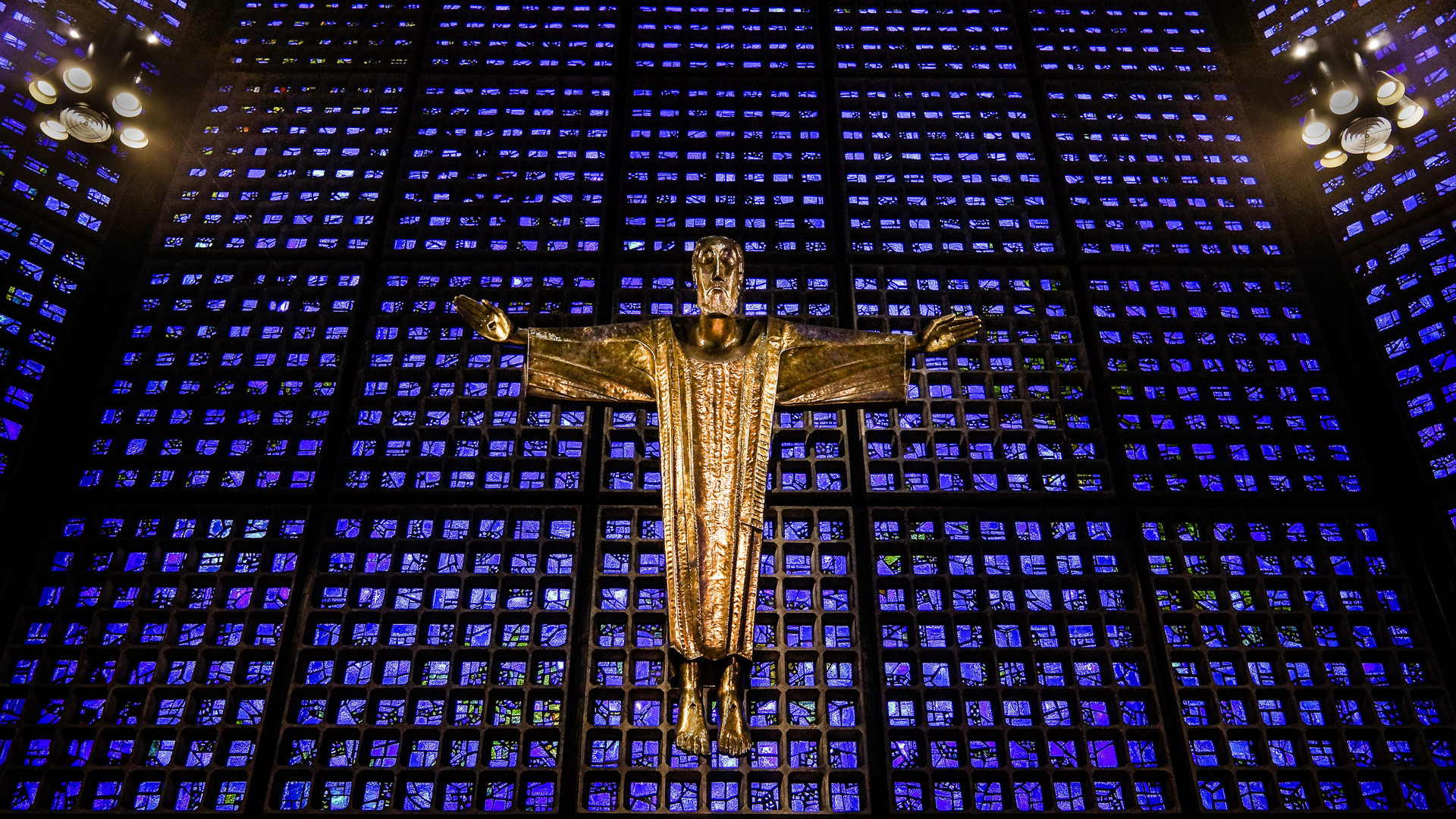 Die Christus-Figur in der Berliner Gedächtniskirche spendet vielen nach dem Anschlag Trost
