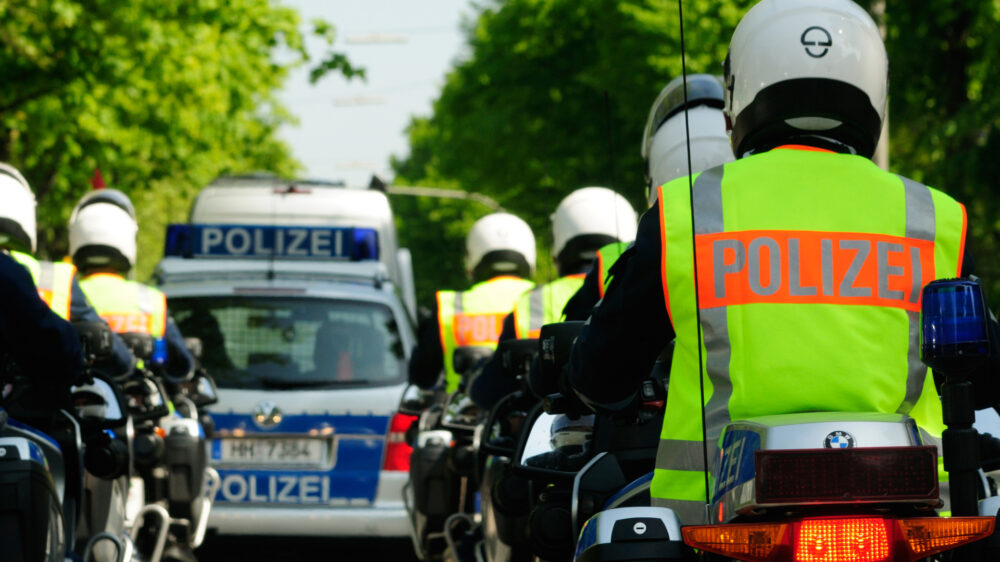 Zu den alltäglichen Aufgaben der Polizei kommen Einsätze bei Demonstrationen, Sportveranstaltungen oder Staatsbesuchen hinzu. Bei vielen Beamten häufen sich die Überstunden