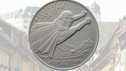 Luther als Superman: Die Jahresmünze der Münzstätte Stolberg zeigt den Reformator in ungewöhnlicher Pose