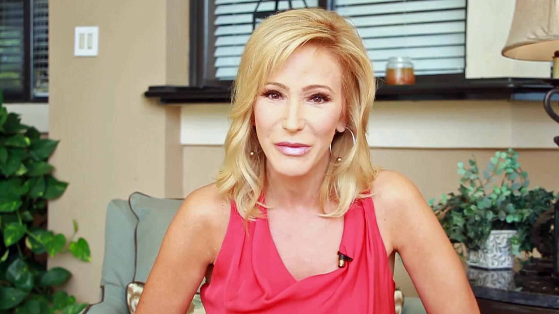 Paula White spricht in ihren TV-Sendungen oft davon, wie „finanzielle Wunder” von Gott empfangen werden können