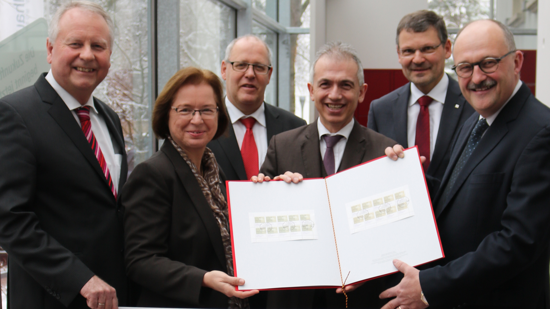 Bei der Präsentation in Frankfurt: (v.r.n.l.) Der Parlamentarische Staatssekretär beim Bundesminister für Finanzen, Michael Meister, der Generalsekretär der Deutschen Bibelgesellschaft, Christoph Rösel, Frankfurts Oberbürgermeister Peter Feldmann, Oberkirchenrat Joachim Ochel, die stellvertretende Kirchenpräsidentin der Evangelischen Kirche in Hessen und Nassau, Ulrike Scherf und der Museumsdirektor des „Bibelhaus Erlebnis Museum“, Jürgen Schefzyk