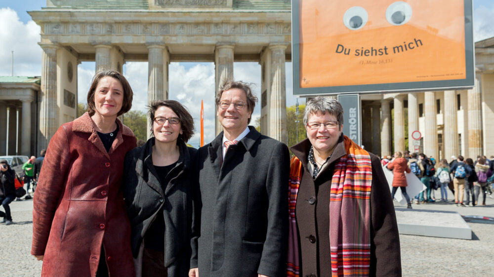 (v.l.) Generalsekretärin Ellen Ueberschär, Kirchentagspräsidentin Christina Aus der Au, Bischof Markus Dröge (EKBO) und Landesbischöfin Ilse Junkermann (EKM) bei der Kampagnenpräsentation zum Kirchentag 2017 am Brandenburger Tor