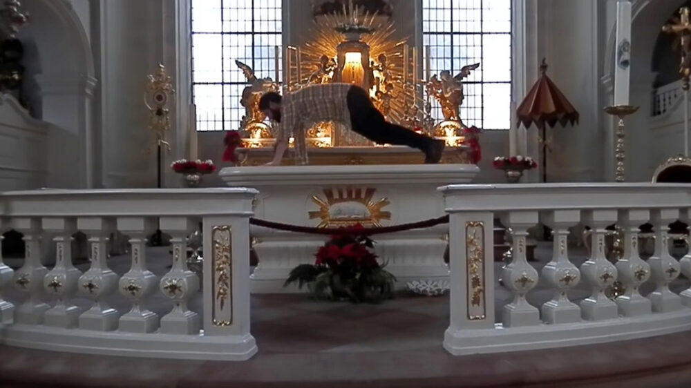 Ein Uni-Projekt oder eine Frechheit? Der Student Alexander Karle macht Liegestütze auf dem Altar der St.-Johann-Kirche