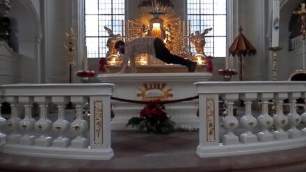 Ein Uni-Projekt oder eine Frechheit? Der Student Alexander Karle macht Liegestütze auf dem Altar der St.-Johann-Kirche