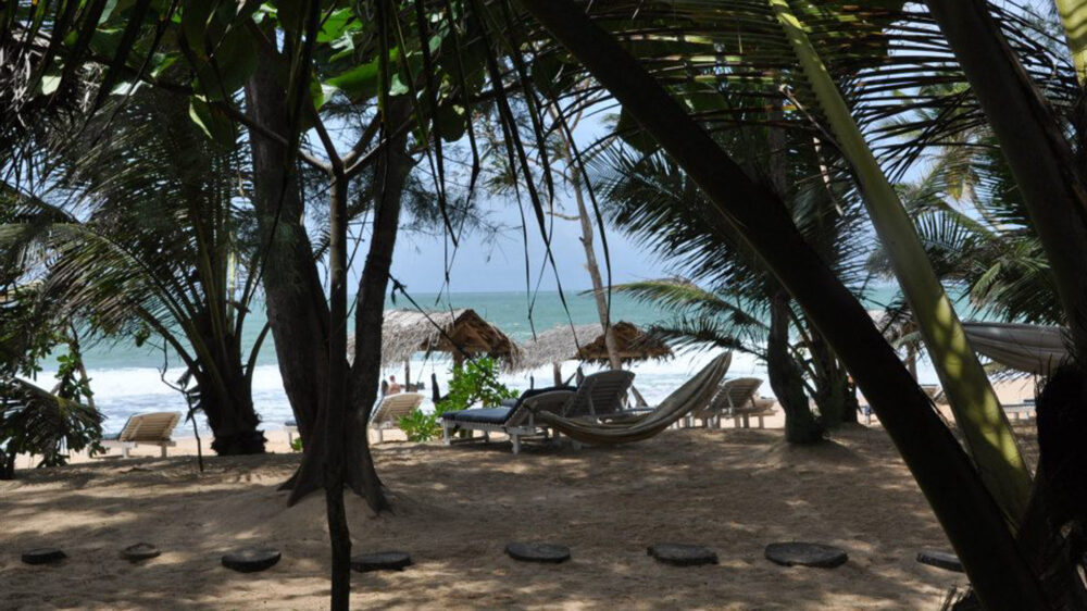 Strandszene in Tangalle: In Sri Lanka hat der Buddhismus einen Sonderstatus