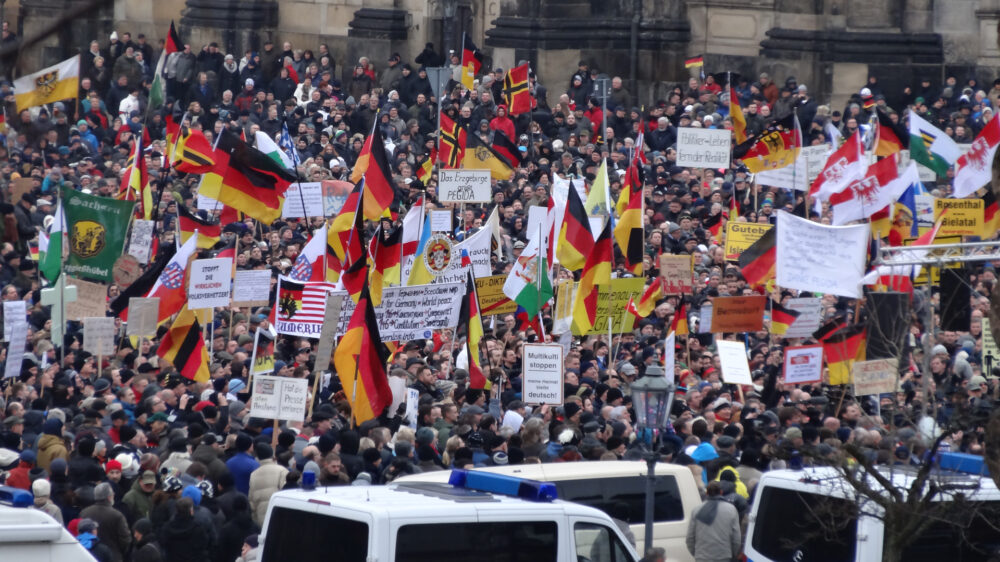 Stellen Pegida (Symobolbild aus Dresden) und die AfD einen Angriff auf die Religion dar? Dies untersucht das gleichnamige Buch, das im Herder-Verlag erschienen ist