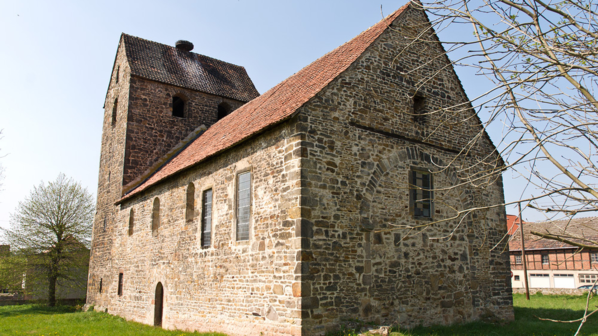Platz zwei: Saalkirche St. Nikolai in Schwanefeld. Das um 1160 errichtete Bauwerk ist eine der ältesten Kirchen in der Region. Der spätgotische Schnitzaltar im Inneren stammt vom Ende des 15. Jahrhunderts, die Emporen auf der West- und Nordseite wurden 1677 eingefügt.