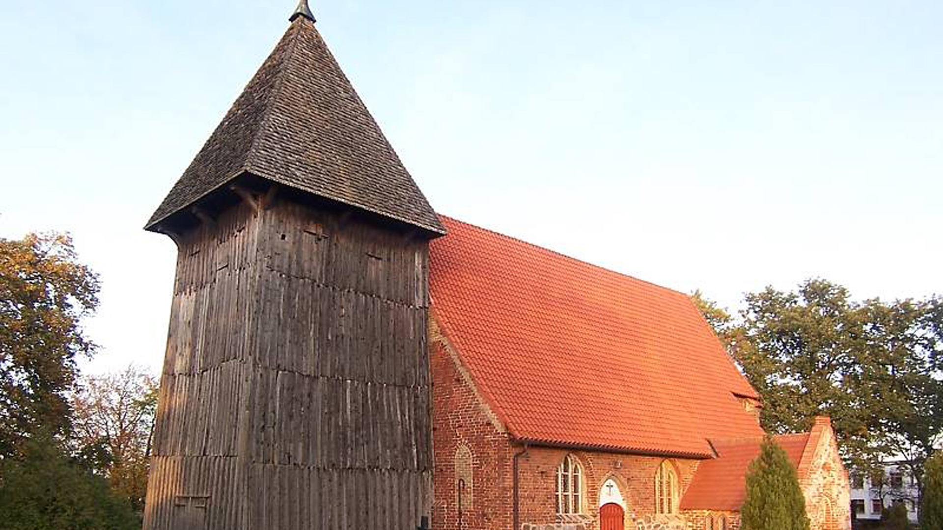 Platz drei: Backsteinkirche in Rethwisch. Die nahe der Ostseeküste gelegene Backsteinkirche in Rethwisch wurde im 14. Jahrhundert erbaut. Ihr 1380 errichteter Glockenturm ist einer der ältesten Holztürme in Norddeutschland. Der wertvolle Flügelaltar im Inneren zeigt eine Kreuzigungsszene mit aus Eichenholz geschnitzten Figuren.