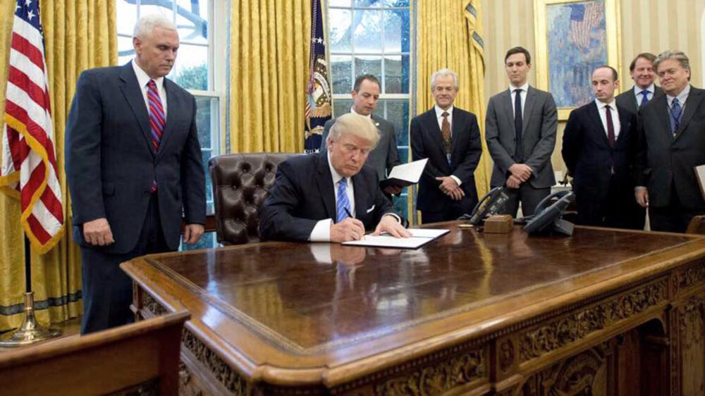 Donald Trump unterzeichnete am Montag drei Dekrete im Oval Office. Links im Bild: Vizepräsident Mike Pence