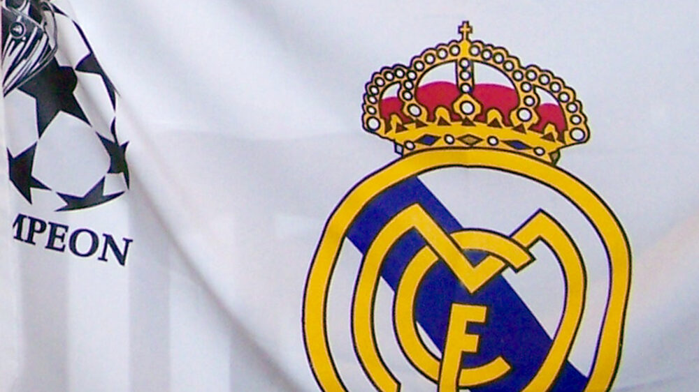 EIn kleines Kreuz auf der Krone im Logo von Real Madrid verschwindet auf arabischen Fan-Artikeln