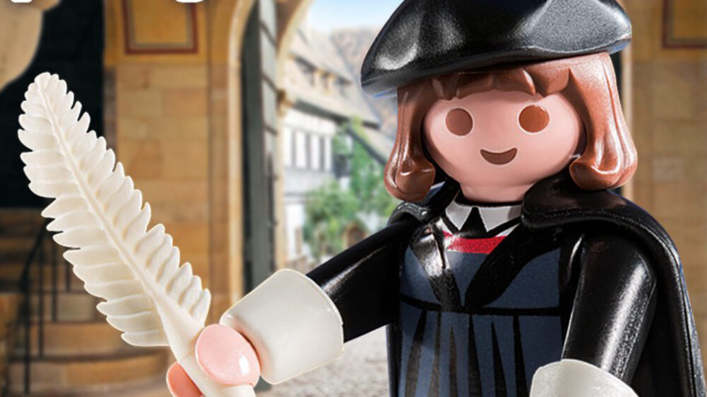 Eine Styropor-Lutherfigur wird einen Wagen auf dem diesjährigen Karneval schmücken, der noch nicht fertiggestellt ist. Playmobil-Luther Figuren sollen dabei vom Wagen an die Zuschauer verteilt werden