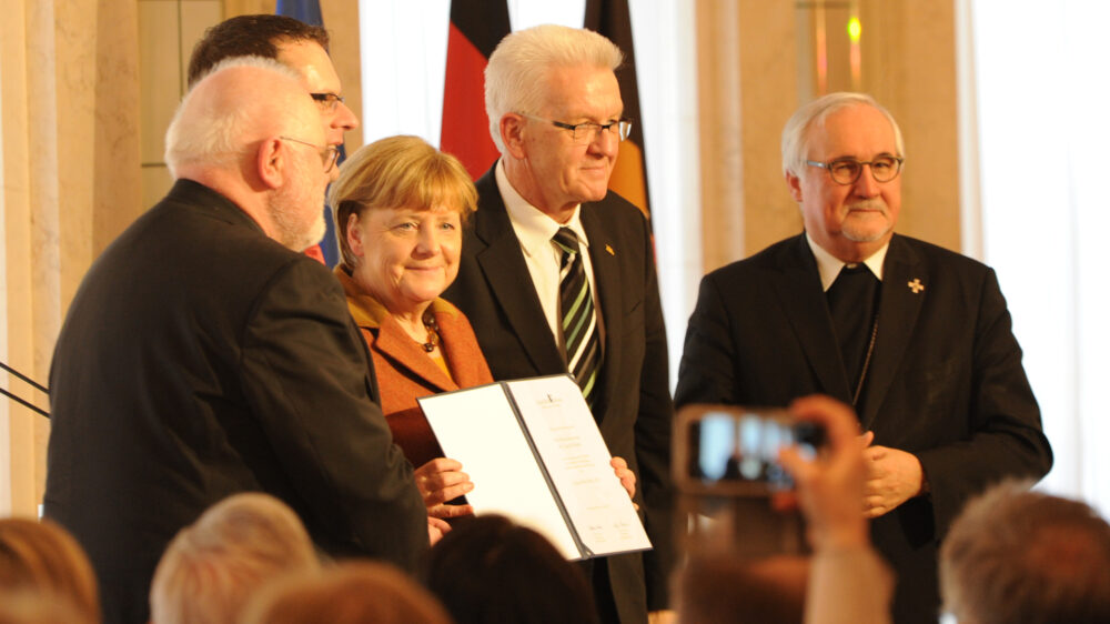 Merkel bei der Auszeichnung mit Kardinal Marx (l.) sowie Kretschmann und Bischof Fürst