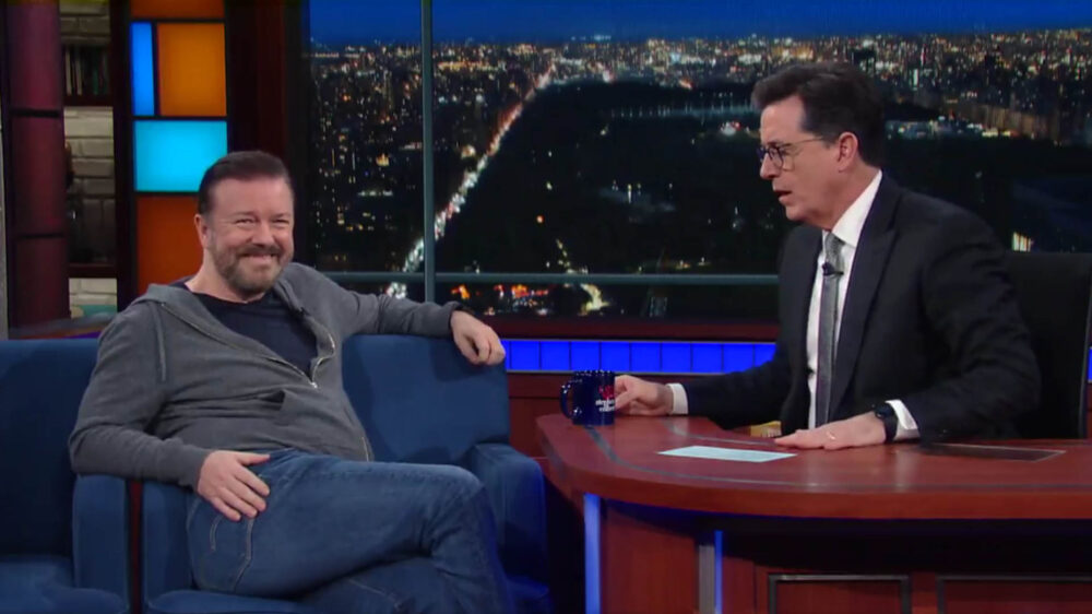 Der Moderator der „The Late Show“, Stephen Colbert (r.), diskutierte mit dem Comedian und Atheisten Ricky Gervais in seiner Sendung über Gott