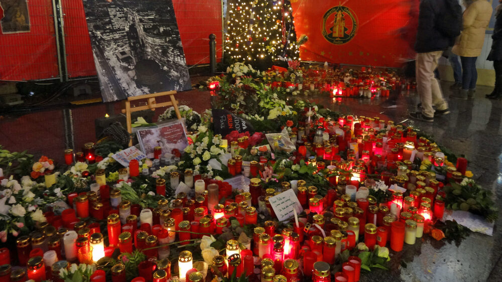 Trauer am Breitscheidtplatz: Wie können Attentate wie jenes in Berlin künftig verhindert werden? Darüber sprachen Experten bei der Adenauer-Stiftung.