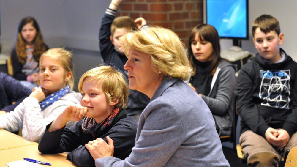 Politikerin Monika Grütters trifft Schüler des Französischen Gymnasiums in Berlin