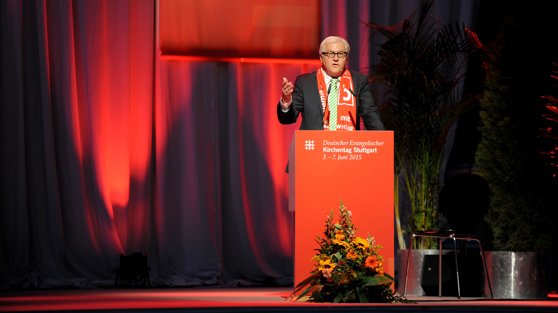 Auf Evangelischen Kirchentagen ist Steinmeier regelmäßiger Gast, wie im Foto in Stuttgart 2015. Der künftige Bundespräsident gilt als bodenständig. Jedes Jahr zu Weihnachten kocht seine Mutter ihm Kassler mit Sauerkraut. „Er wäre enttäuscht, wenn das dieses Jahr nicht so wäre“, sagte Ursula Steinmeier im November der Neuen Westfälischen.