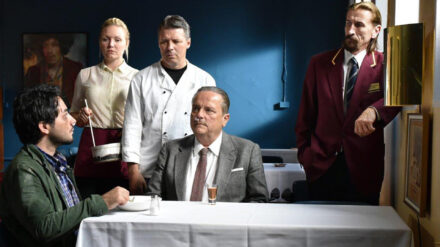 Khaled (l.) bekommt in Finnland kein Asyl und taucht in einem Restaurant unter