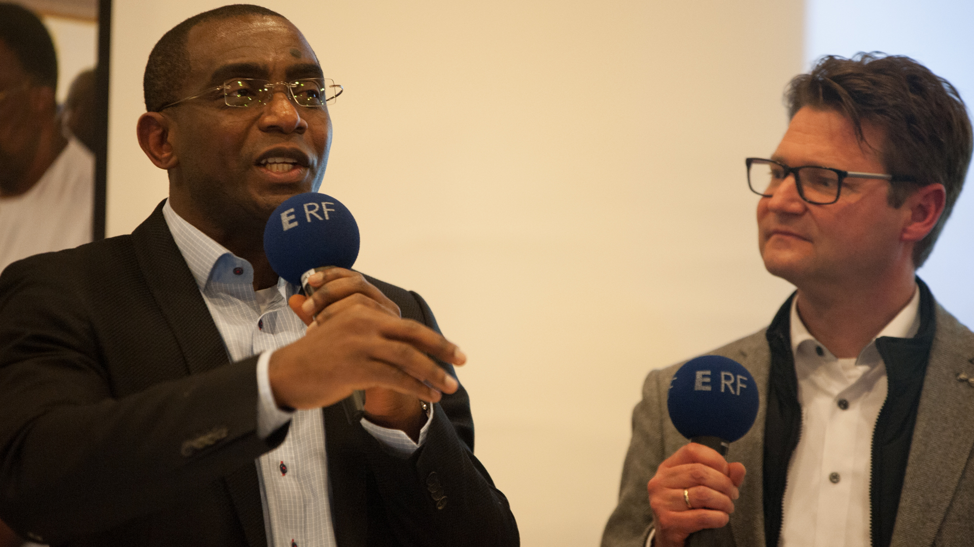 Emmanuel Ogbunwezeh im Gespräch mit KEP-Geschäftsführer Christoph Irion