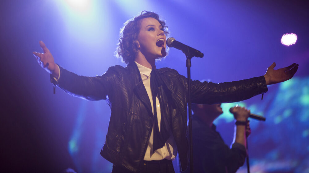 Taya Smith auf der Bühne der Konzerthalle The Forum in Los Angeles