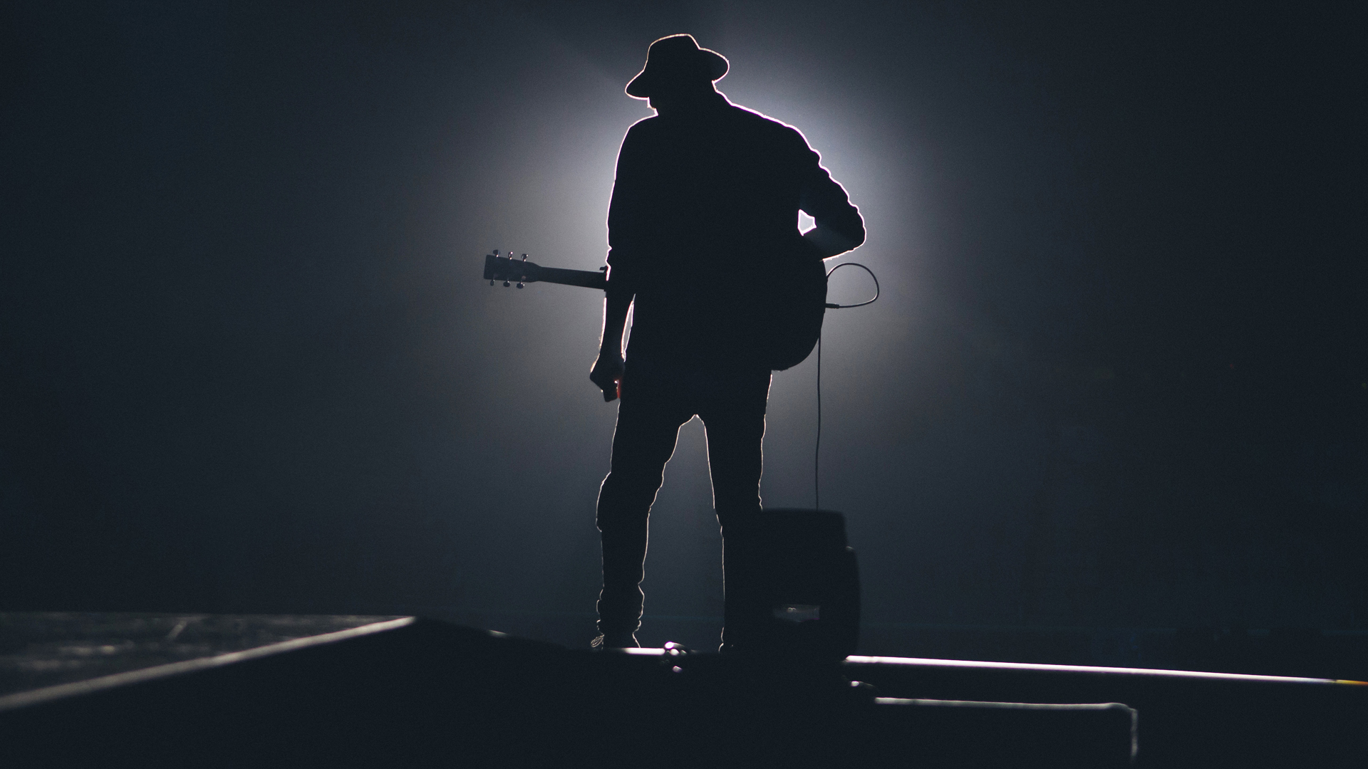 Die Silhouette von Joel Houston