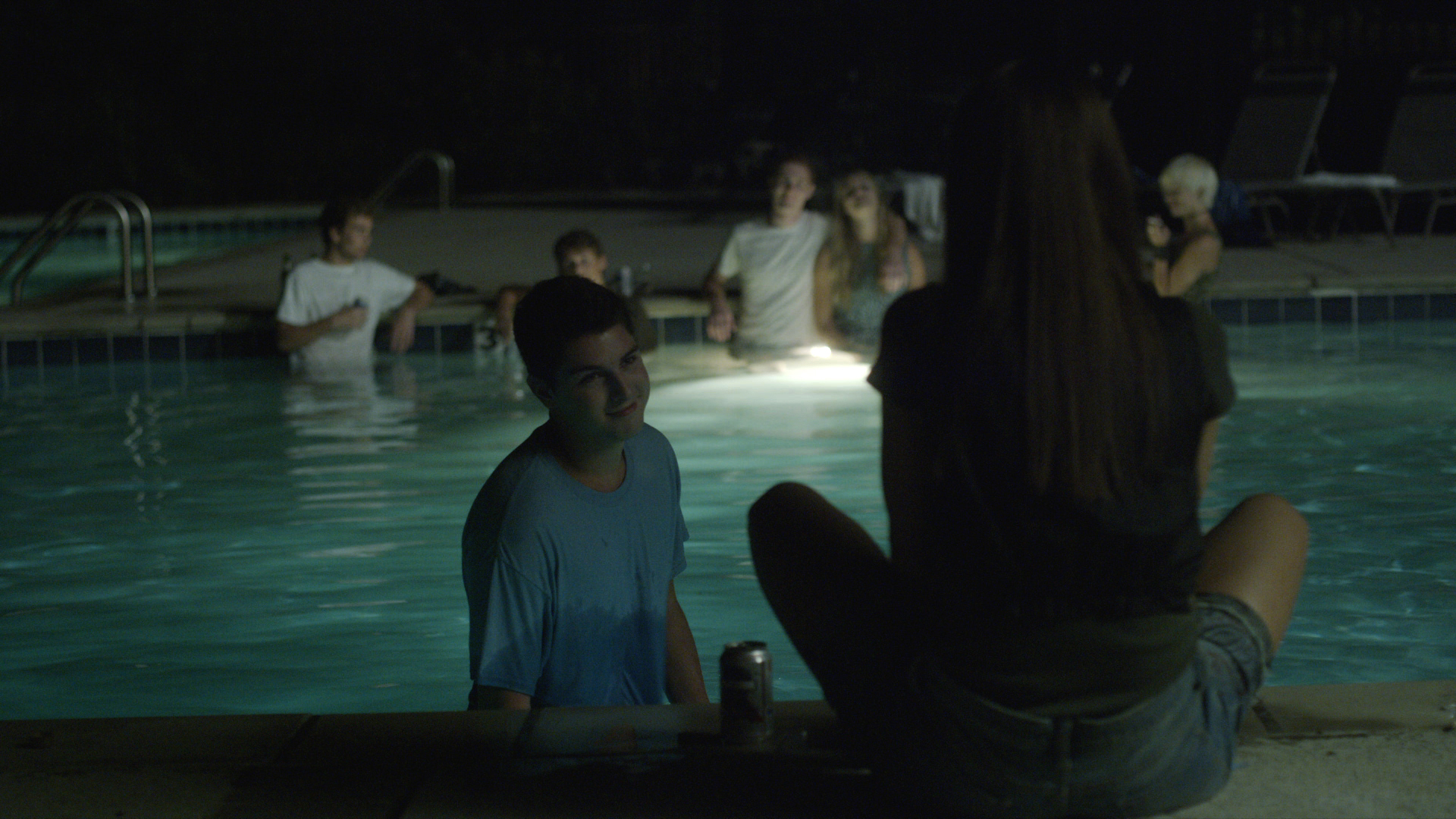 Rachel auf einer nächtlichen Pool-Party mit Alex (Cameron McKendry)