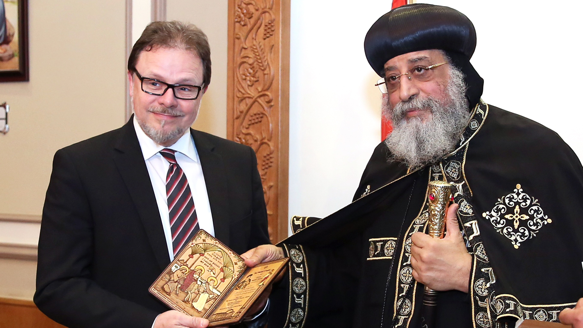 (v.l.) Frank Heinrich mit dem koptischen Bischof Tawadros II. in Ägypten