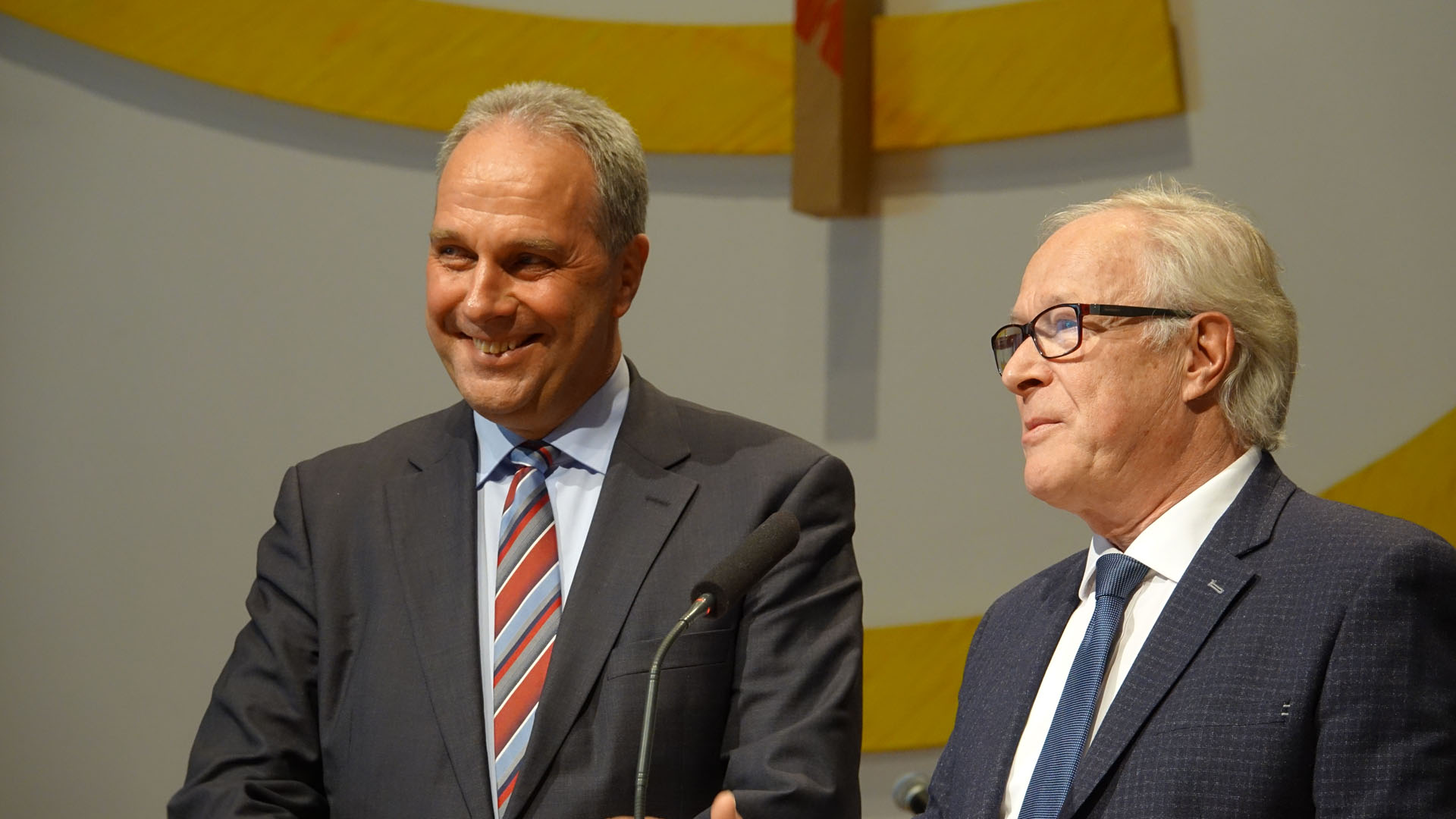 Michael Diener (li.) wurde von seinem Vorgänger Jürgen Werth aus dem Amt des Vorsitzenden der Deutschen Evangelischen Allianz verabschiedet