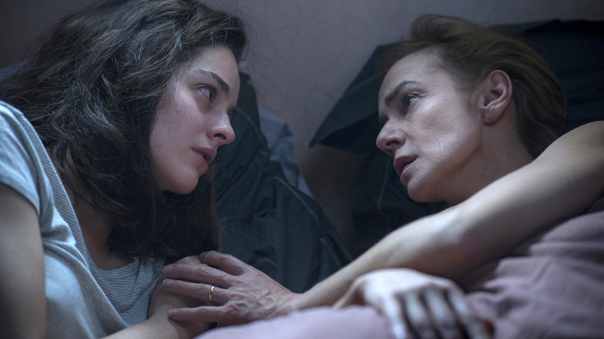 „Ich lass dich nicht los“: Catherine (Sandrine Bonnaire) kämpft um ihre Tochter Sonia (Noémie Merlant)